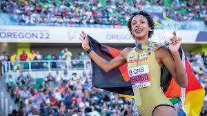 热议U22男足输越南：五后卫+偏哨都输了，非要国际日去忙全运